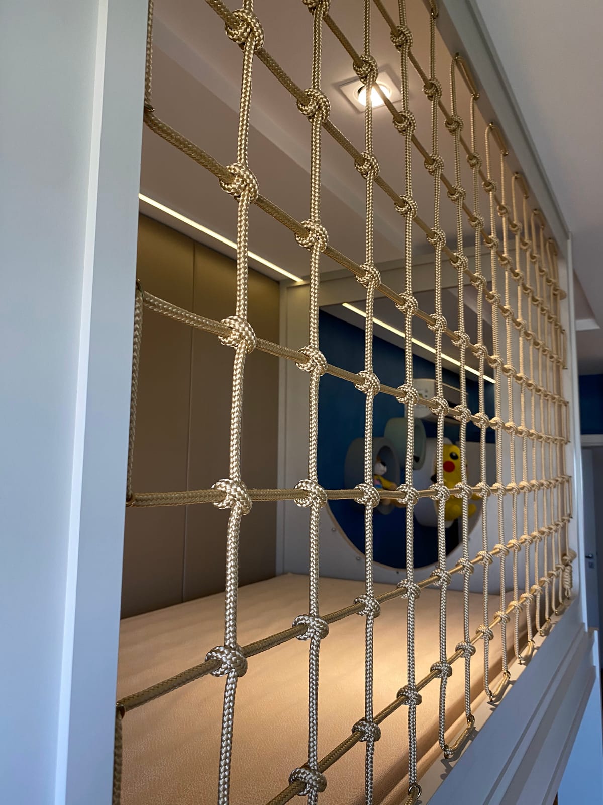 Close real dos nós da trama quadrada de macramê instalada numa cama cabana